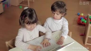 几岁的小女孩在幼儿园玩电脑的照片